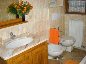 un baño con lavabo e inodoro en Casa Gardenia, en Oggebbio