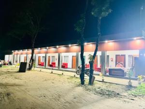 una casa con delle palme davanti di Ananya Hotel and Restaurant Naimisharanya a Naimishāranya