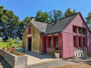 a red barn with red doors and windows at Les Petites Fontenelles in Montjean