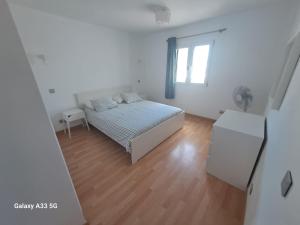 Łóżko lub łóżka w pokoju w obiekcie Bonito apartamento reformado en Las Coronas