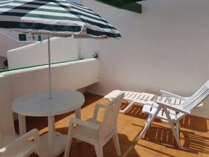 Patio lub wspólna przestrzeń na świeżym powietrzu w obiekcie Bonito apartamento reformado en Las Coronas