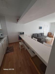 kuchnia i salon z dużym białym blatem w obiekcie Bonito apartamento reformado en Las Coronas w Costa Teguise +15 zdjęć