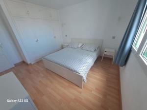 Łóżko lub łóżka w pokoju w obiekcie Bonito apartamento reformado en Las Coronas