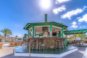 Restauracja lub miejsce do jedzenia w obiekcie Bonito apartamento reformado en Las Coronas
