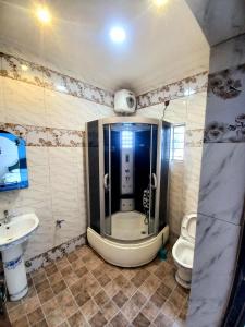 Vannituba majutusasutuses 2 bedroom available for shortlet