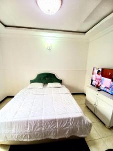 Voodi või voodid majutusasutuse 2 bedroom available for shortlet toas