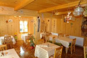 Restoran atau tempat makan lain di Pension Crizantema