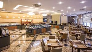Ο χώρος του lounge ή του μπαρ στο Istanbul Gonen Hotel