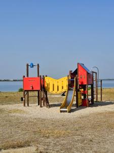 RARE maison du pêcheur en première ligne avec clim في لو باركار: ملعب مع زحليقة على الشاطئ