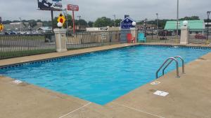 Swimming pool sa o malapit sa Executive Inn and Suites - Jackson