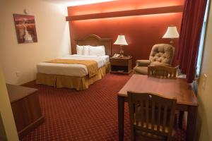 Tempat tidur dalam kamar di Shepherd Mountain Inn & Suites