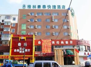 ein großes Gebäude mit chinesischer Schrift darauf in der Unterkunft GreenTree Inn Jilin Changchun Haoyue Road Express Hotel in Changchun