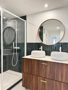 Et badeværelse på Le Duplex Mitterrand, Centre de Saint Jacques + 36 billeder