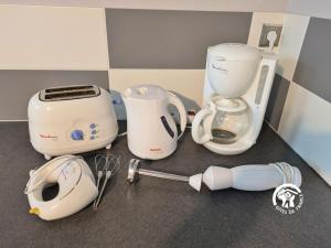 eine Gruppe von Geräten, die auf einer Theke sitzen in der Unterkunft NORMANDIE in Lassay + 15 Fotos