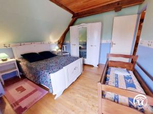 una camera da letto con un letto, una scrivania e una sedia di La Pichardière a Montsûrs