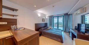 Ένα ή περισσότερα κρεβάτια σε δωμάτιο στο Marina City ApartHotel