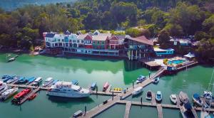 een luchtzicht op een jachthaven met boten in het water bij Ramada by Wyndham Langkawi Marina in Kuah