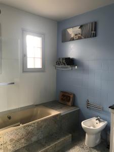 bagno con vasca e servizi igienici di Chambre D'hote Chez Amaya a Gujan-Mestras