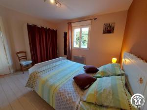 Un dormitorio con dos camas y una ventana. en Le Logis du Clairay, en Saint-Sulpice 30 fotos más