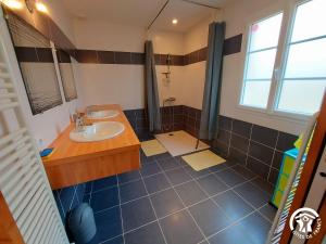 un baño con dos lavabos y una ducha en Le Logis du Clairay, en Saint-Sulpice
