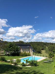 ein Haus mit einem Swimmingpool im Hof in der Unterkunft L'étoile du Berger in Montsûrs