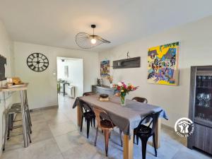 a kitchen and dining room with a table and chairs at Le Pêcheur d'étoiles in Origné