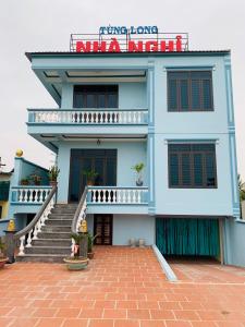 a blue building with stairs and a sign on it at Tùng Long Hotel in Thanh Hóa