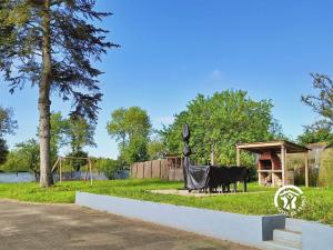 un parco con un tavolo da picnic e un parco giochi di Gîte du Lavoir, 8 personnes a Chammes