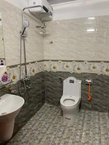 a bathroom with a toilet and a sink at Tùng Long Hotel in Thanh Hóa
