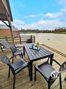 Udsigt til en flod der løber i nærheden af feriehuset