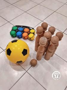 eine Gruppe von Spielfiguren und ein Fußball auf dem Boden in der Unterkunft La Musette, jusqu'à 7 pers in Hambers + 35 Fotos