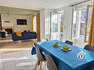 ein Esszimmer mit einem blauen Tisch und Stühlen in der Unterkunft La Musette, jusqu'à 7 pers in Hambers