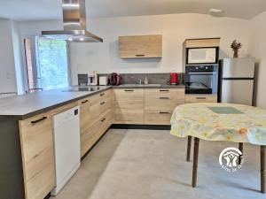 Η κουζίνα ή μικρή κουζίνα στο Gîte du Hérisson, 6 personnes +36 φωτογραφίες