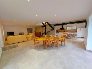 a dining room and kitchen with a table and chairs at Un air de campagne in Saint-Pierre-la-Cour