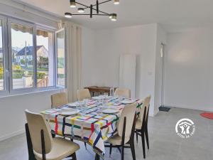 een eetkamer met een tafel en stoelen bij La maison de Sainte Suzanne, 5 pers in Sainte-Suzanne +17 foto's