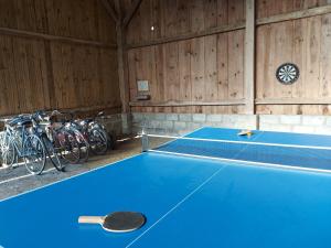 Tenis a/nebo squash v ubytování Le Moulin de Gratte Sac nebo okolí