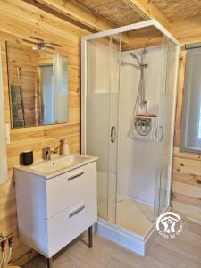 a bathroom with a shower and a sink at Chalet 25 Le Vicoin, Camping de Coupeau, 4 personnes in Saint-Berthevin +11 photos