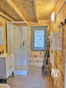 a bathroom with a shower and a sink at Chalet 25 Le Vicoin, Camping de Coupeau, 4 personnes in Saint-Berthevin