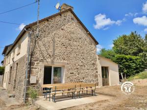 un edificio de piedra con un banco fuera de él en Gîte Lign' Du Bois, 7 personnes, en Lesbois 37 fotos más