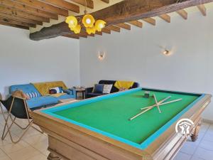 sala de estar con mesa de billar en el centro en Gîte Lign' Du Bois, 7 personnes, en Lesbois