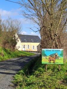 a sign on the side of a road next to a house at Chez Valentin, jusqu'à 9 personnes in Saint-Denis-dʼAnjou