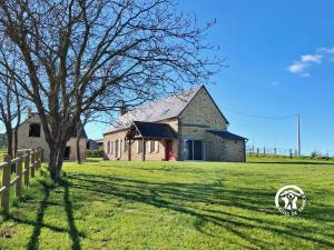 an old house in a field with a tree at Chez Valentin, jusqu'à 9 personnes in Saint-Denis-dʼAnjou