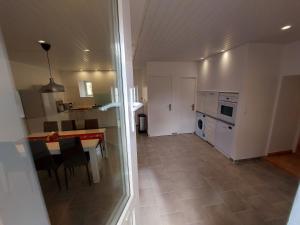 Η κουζίνα ή μικρή κουζίνα στο Les Bruyères +23 φωτογραφίες