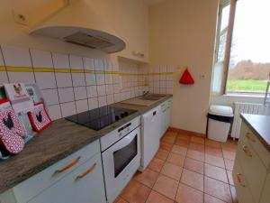 Kuchyň nebo kuchyňský kout v ubytování Le Presbytère