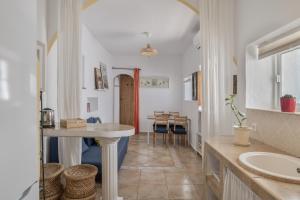 bagno con lavandino e tavolo di Casa Vejer con vistas y garaje a Vejer de la Frontera