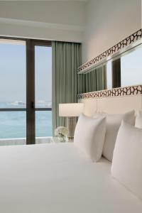 Una cama o camas en una habitación de JA Ocean View Hotel, Jumeirah Beach Dubai