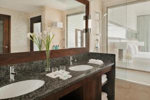 Un baño de JA Ocean View Hotel, Jumeirah Beach Dubai