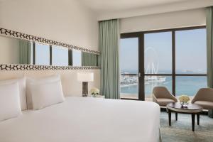 Una cama o camas en una habitación de JA Ocean View Hotel, Jumeirah Beach Dubai