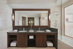 Un baño de JA Ocean View Hotel, Jumeirah Beach Dubai