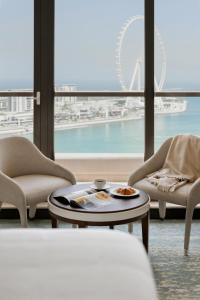 Un lugar para sentarse en JA Ocean View Hotel, Jumeirah Beach Dubai